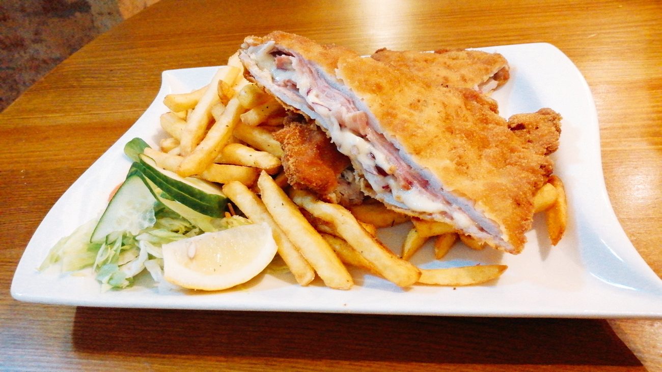 Cordon Bleu mit Pommes und Salat
