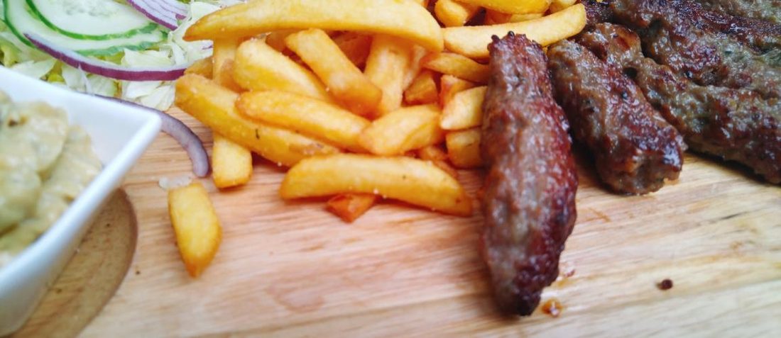 Grillteller GENUSS mit Cevapcici und Pommes