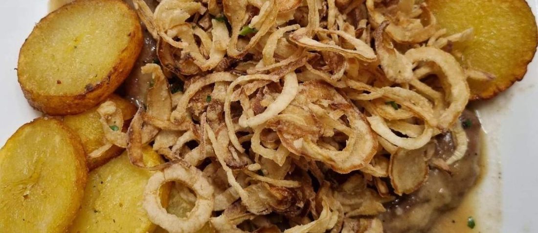Herzhaftes Mittagsgericht mit Bratkartoffeln