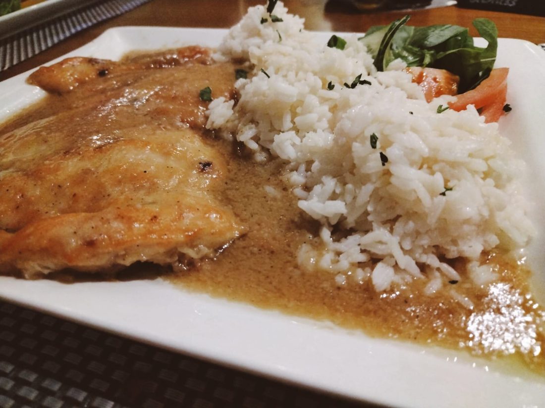 Naturschnitzel mit Reis und Sauce